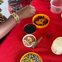 Atelier de confection de bijoux en graines à Kourou le 19 septembre 2026