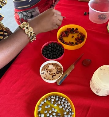 Atelier de confection de bijoux en graines à Kourou le 19 septembre 2026